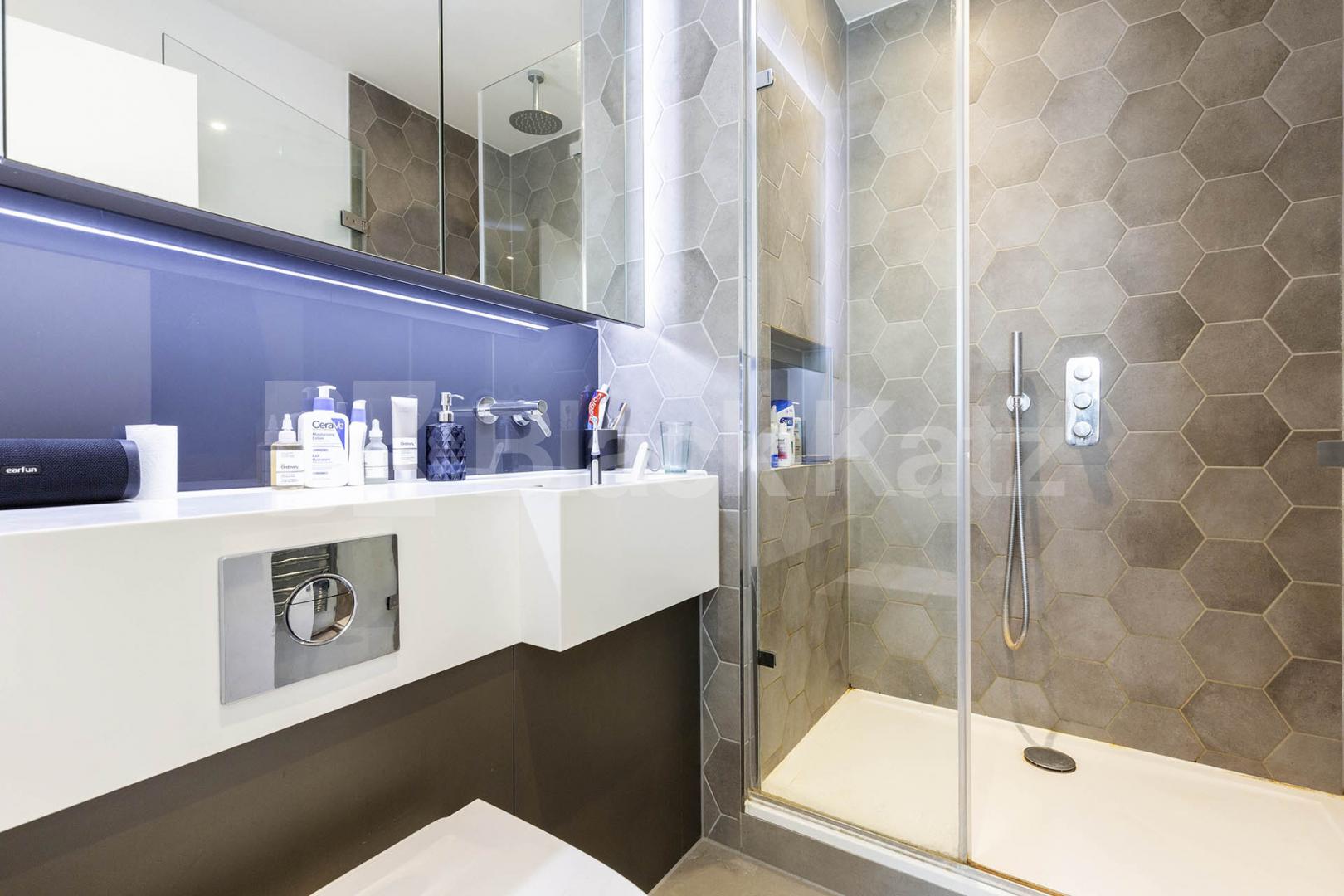 New Development 2 bed 2 bath with large balcony close to kings cross Market Road, Caledonian Road